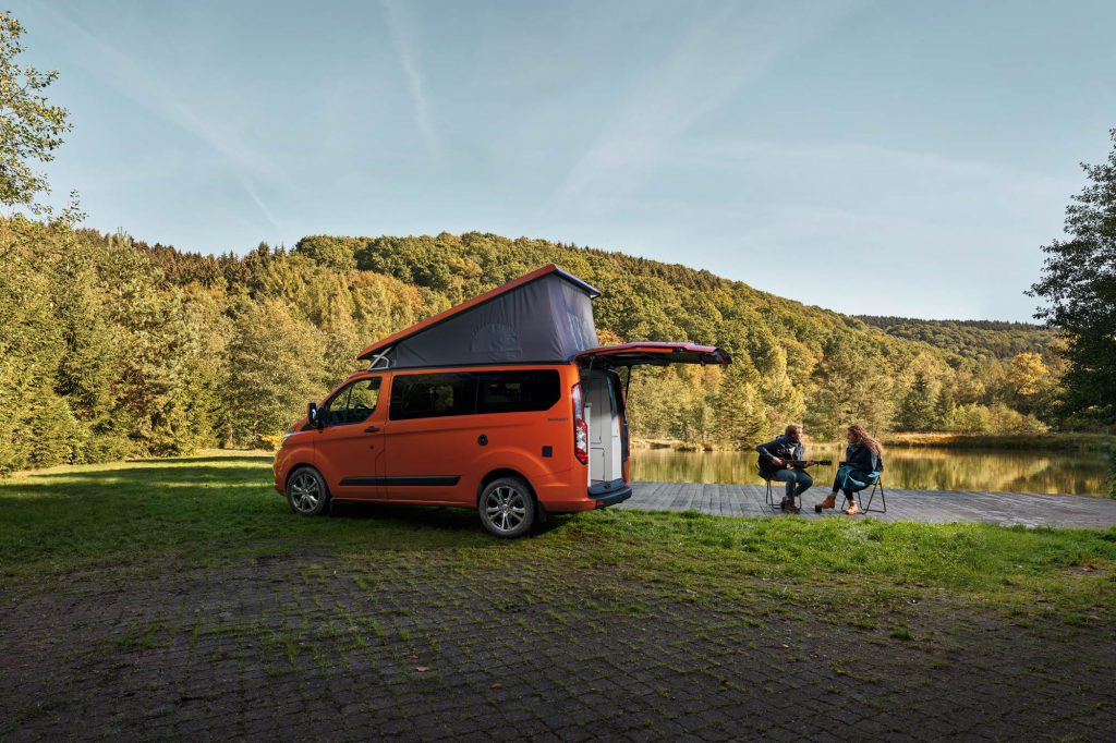 Ford Nugget bien installé le long du lac